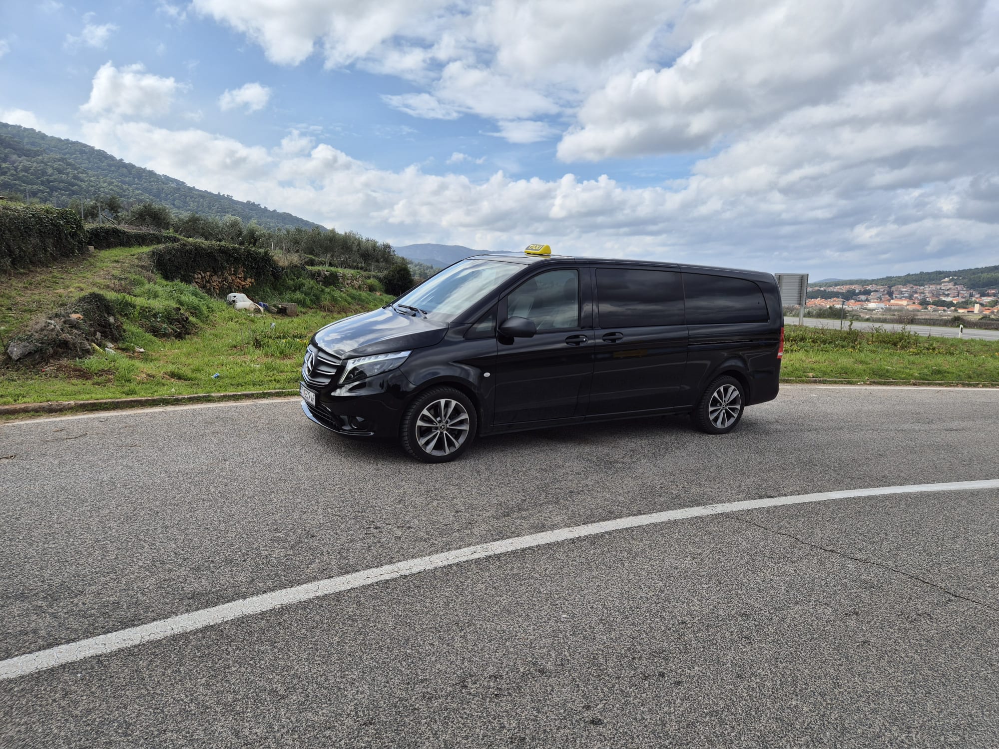 Photo — Mercedes V-Class van